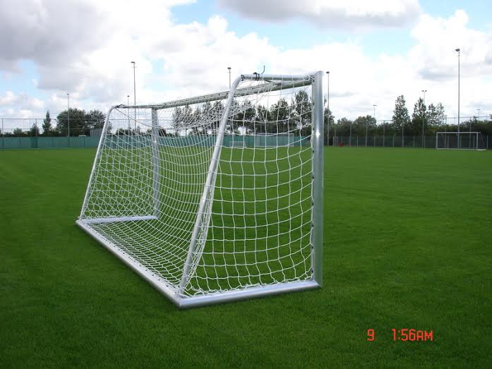 Pupillen voetbaldoel JVD180 17 Voetbaldoel model JVD180. De aangelaste schoren van deze jeugd voetbaldoelen hebben maar liefst een diameter van 50 mm.