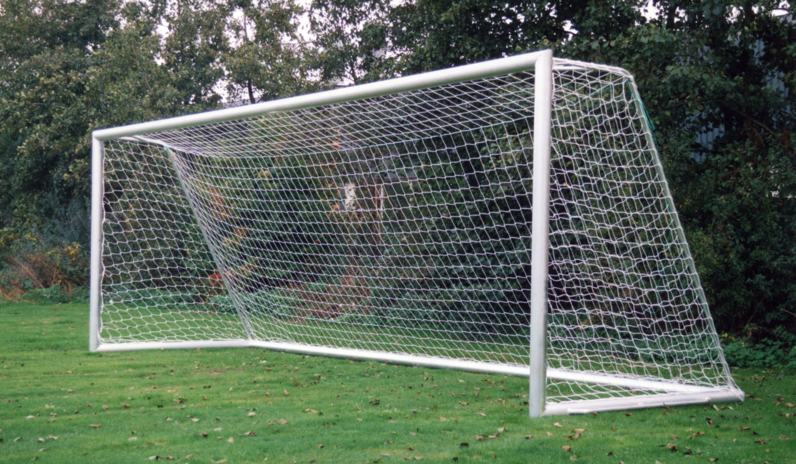 Voetbaldoel VD90 3 Voetbaldoelen model VD90. Afgebeeld in de uitvoering met geprofileerd rond profiel 118,5mm. Deze topkwaliteit voetbaldoelen zijn ook met een ovalen profiel leverbaar.