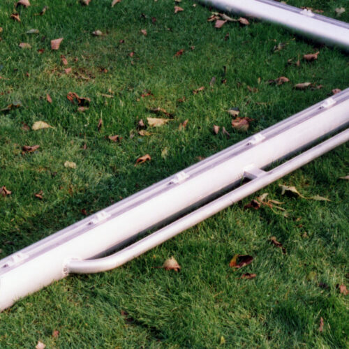 Voetbaldoel VD90 25 Voetbaldoel uitgevoerd met aangelaste draagbeugels aan de korte zijden van het voetbaldoel. Op de afbeelding ziet u de degelijke constructie.