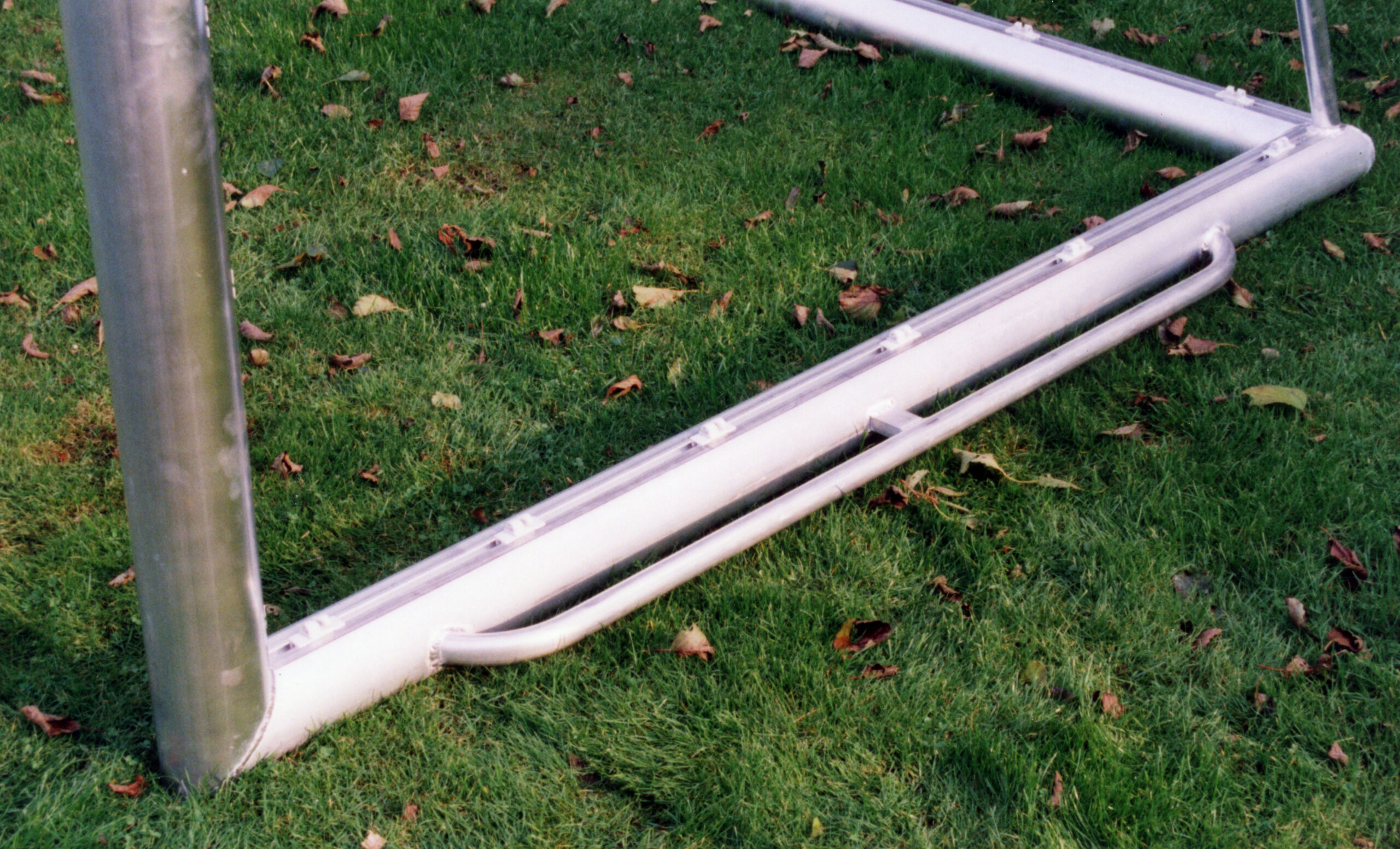 Voetbaldoel VD90 8 Voetbaldoel uitgevoerd met aangelaste draagbeugels aan de korte zijden van het voetbaldoel. Op de afbeelding ziet u de degelijke constructie.