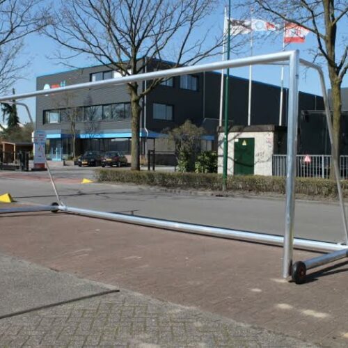 Voetbaldoel VD90 28 Voetbaldoel model VD90. Topsegment verplaatsbaar aluminium voetbaldoel, hier uitgevoerd met onze innovatieve inklapwielen. Zeer eenvoudig uw voetbaldoelen verplaatsen