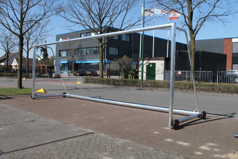 Voetbaldoel VD90 11 Voetbaldoel model VD90. Topsegment verplaatsbaar aluminium voetbaldoel, hier uitgevoerd met onze innovatieve inklapwielen. Zeer eenvoudig uw voetbaldoelen verplaatsen