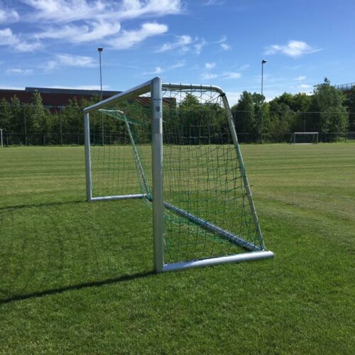 Pupillen voetbaldoel JVD180 38 Voetbaldoelen model JVD180, zwaar geprofileerd aluminium en inwendige hoekverstevigingen. Pupillen voetbaldoelen voor wie alleen het allerbeste goed genoeg is.