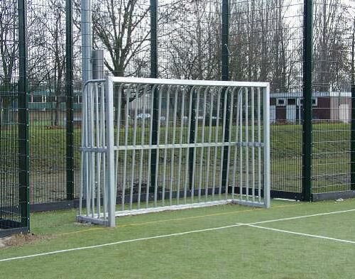 Antivandalen voetbaldoel VD200 21 Voetbaldoel model VD200 is door het gebruik van de zware materialen praktisch onverwoestbaar!