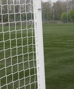 Voetbaldoel met doelnetprofiel. Op de afbeelding van dit voetbaldoel, ziet u hoe het net keurig weggewerkt is in de ingewerkte aluminium netstrippen. Nooit weer nethaken vervangen.