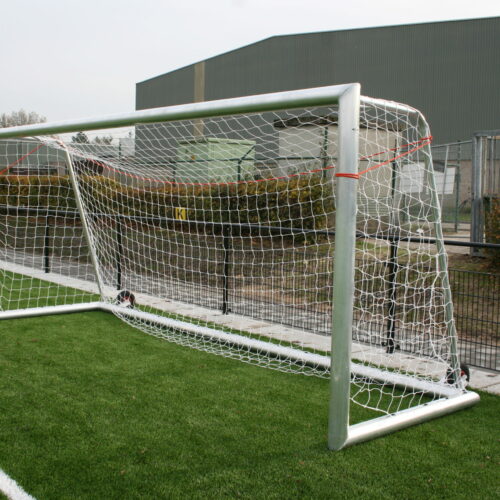 Pupillen voetbaldoel JVD180 35 Voetbaldoel model JVD180. Hier in de uitvoering met aangelaste wielen aan de achterzijde. Absoluut het topsegment verplaatsbare jeugd- voetbaldoelen