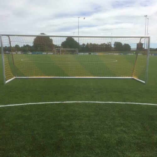 Voetbaldoel VD90 23 Voetbaldoelen VD90. Hier afgebeeld met onze knooploze doelnetten. Geel-blauw. Een voetbaldoel van de allerhoogste kwaliteit.