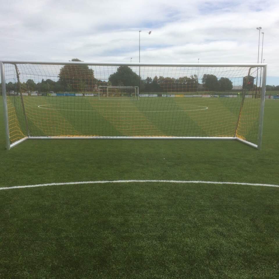 Voetbaldoel VD90 6 Voetbaldoelen VD90. Hier afgebeeld met onze knooploze doelnetten. Geel-blauw. Een voetbaldoel van de allerhoogste kwaliteit.