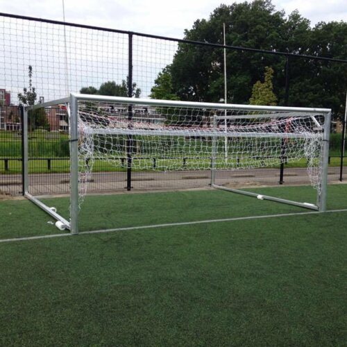 Wegdraaibaar jeugd voetbaldoel: JVD165 14 Inklapbare voetbaldoelen voorzien van soepel lopende wielen, zodat het in- en uit-klappen van het voetbaldoel een fluitje van een cent is.