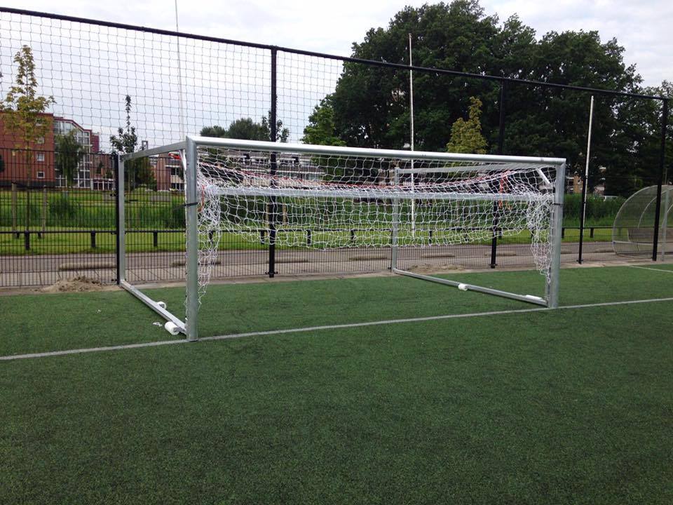 Wegdraaibaar jeugd voetbaldoel: JVD165 5 Inklapbare voetbaldoelen voorzien van soepel lopende wielen, zodat het in- en uit-klappen van het voetbaldoel een fluitje van een cent is.