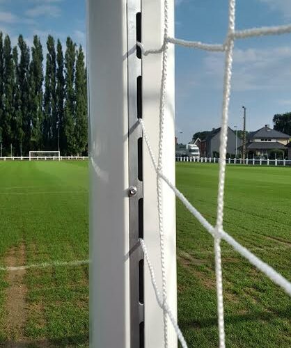 Voetbaldoel VD110 PRO 13 De sluitlijst van de doelnetten wordt eenvoudig vastgezet en verwijderd.