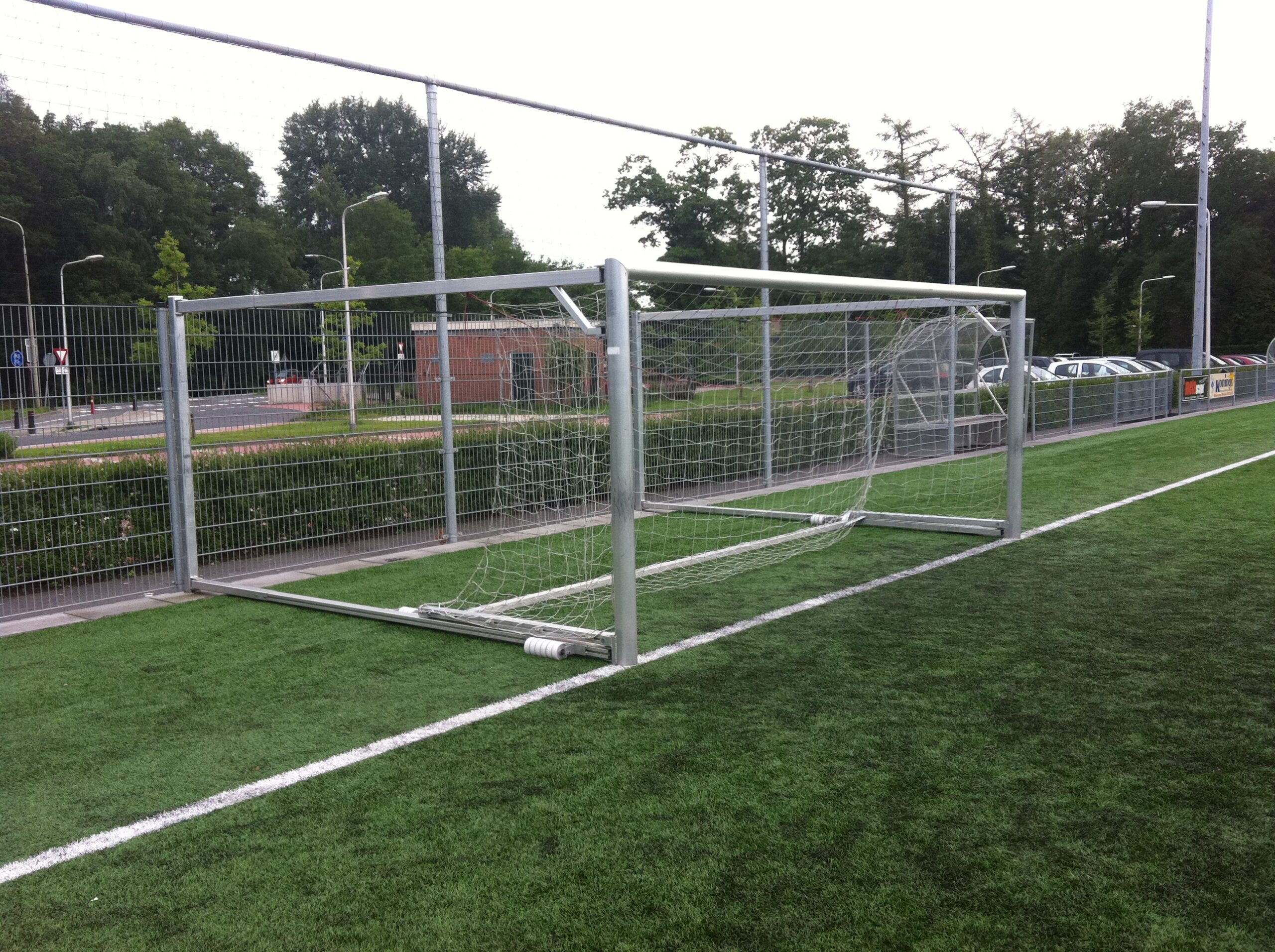 Wegdraaibaar jeugd voetbaldoel: JVD165 6 Voetbaldoel model JVD165. Robuust en zeer duurzame inklapbare aluminium voetbaldoelen 5 x 2 meter. Topmodel voor een zeer scherpe prijs.