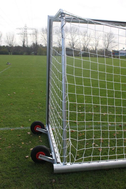 Voetbaldoel VD90 14 Voetbaldoel VD90 kruiwagenmodel, voorzien van grote soepel lopende wielen.