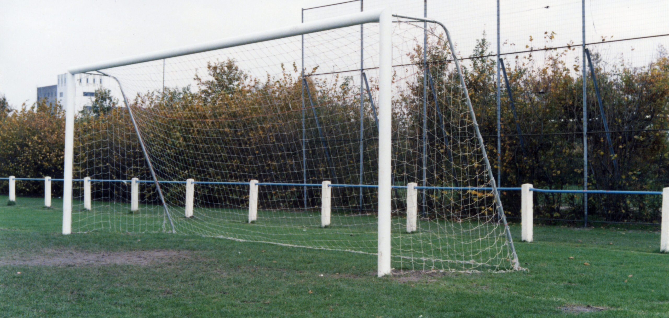 Voetbaldoel model VD112 1 Voetbaldoel model VD112. Vaststaande aluminium voetbaldoelen met vaste gondbeugel. Ook onze opklapbare grondbeugels en P-beugels passen op deze doelen.