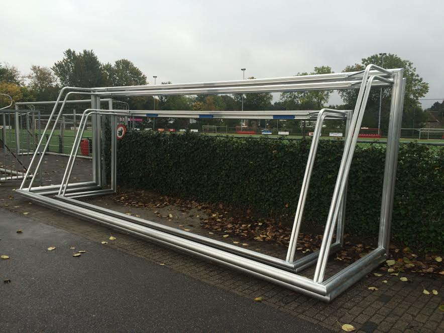 Voetbaldoel VD90 7 Voetbaldoelen van SKWshop. Al onze aluminium voetbaldoelen zijn door en door gelast, hebben inwendige hoekverstevigingen en zijn onze voetbaldoelen tevens voorzien van zware schoren!