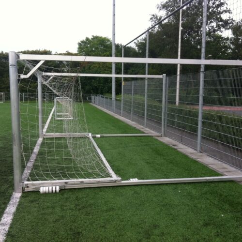 Wegdraaibaar jeugd voetbaldoel: JVD165 16 Jeugd voetbaldoelen JVD165. Afmetingen: 5 x 2 m. #voetbaldoel van zwaar geprofileerd aluminium. Rond 118.5mm!. Deze behoren kwalitatief tot de beste draai voetbaldoelen die de markt u biedt!.