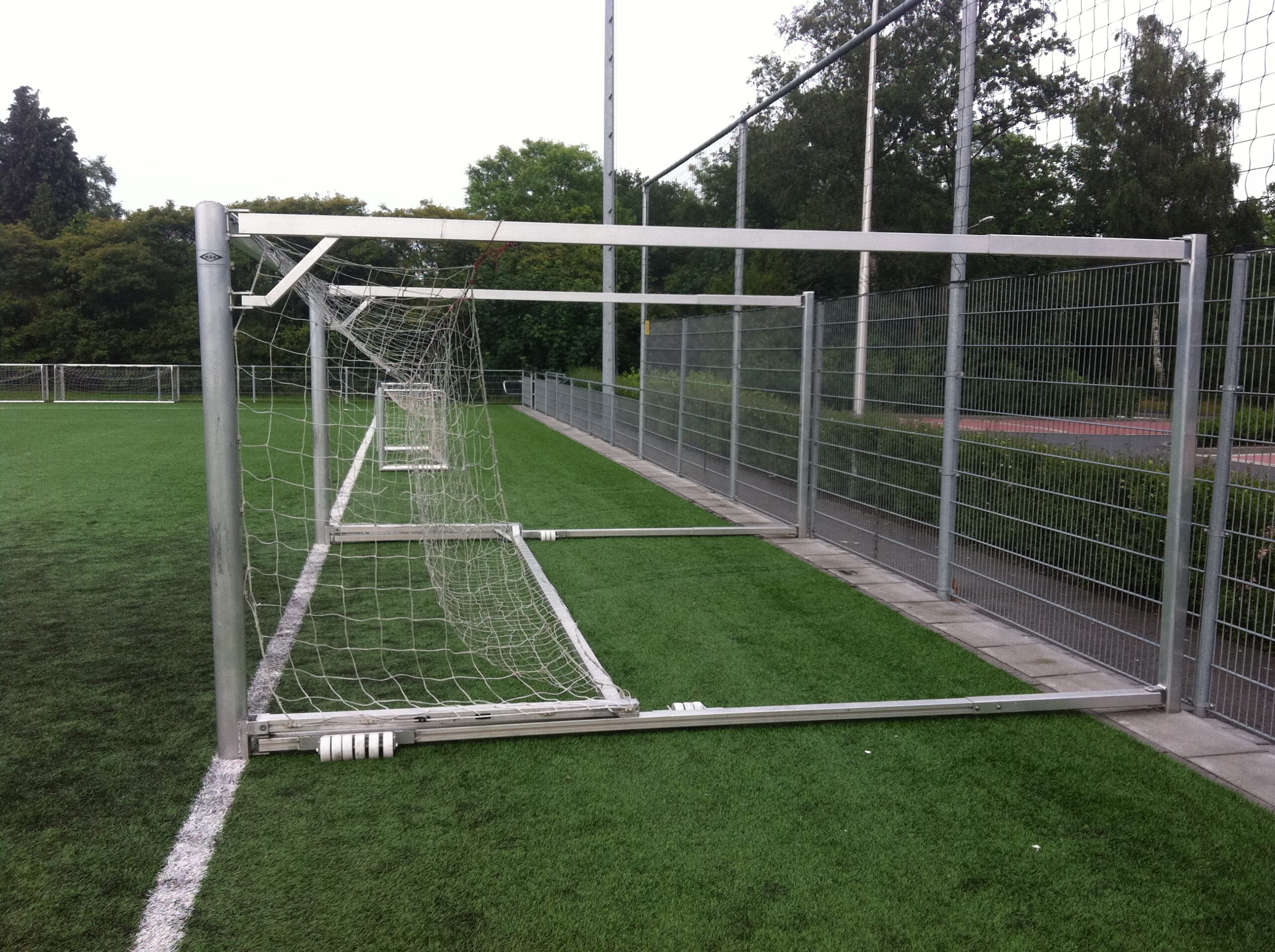 Wegdraaibaar jeugd voetbaldoel: JVD165 7 Jeugd voetbaldoelen JVD165. Afmetingen: 5 x 2 m. #voetbaldoel van zwaar geprofileerd aluminium. Rond 118.5mm!. Deze behoren kwalitatief tot de beste draai voetbaldoelen die de markt u biedt!.