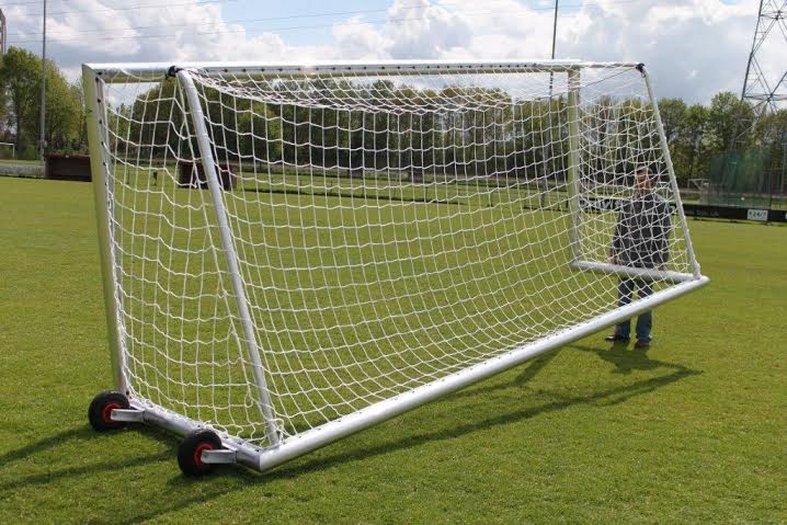 Pupillen voetbaldoel JVD180 6 Het "kruiwagenmodel" is ideaal als u jeugd voetbaldoel over grotere afstanden moet verplaatsen.