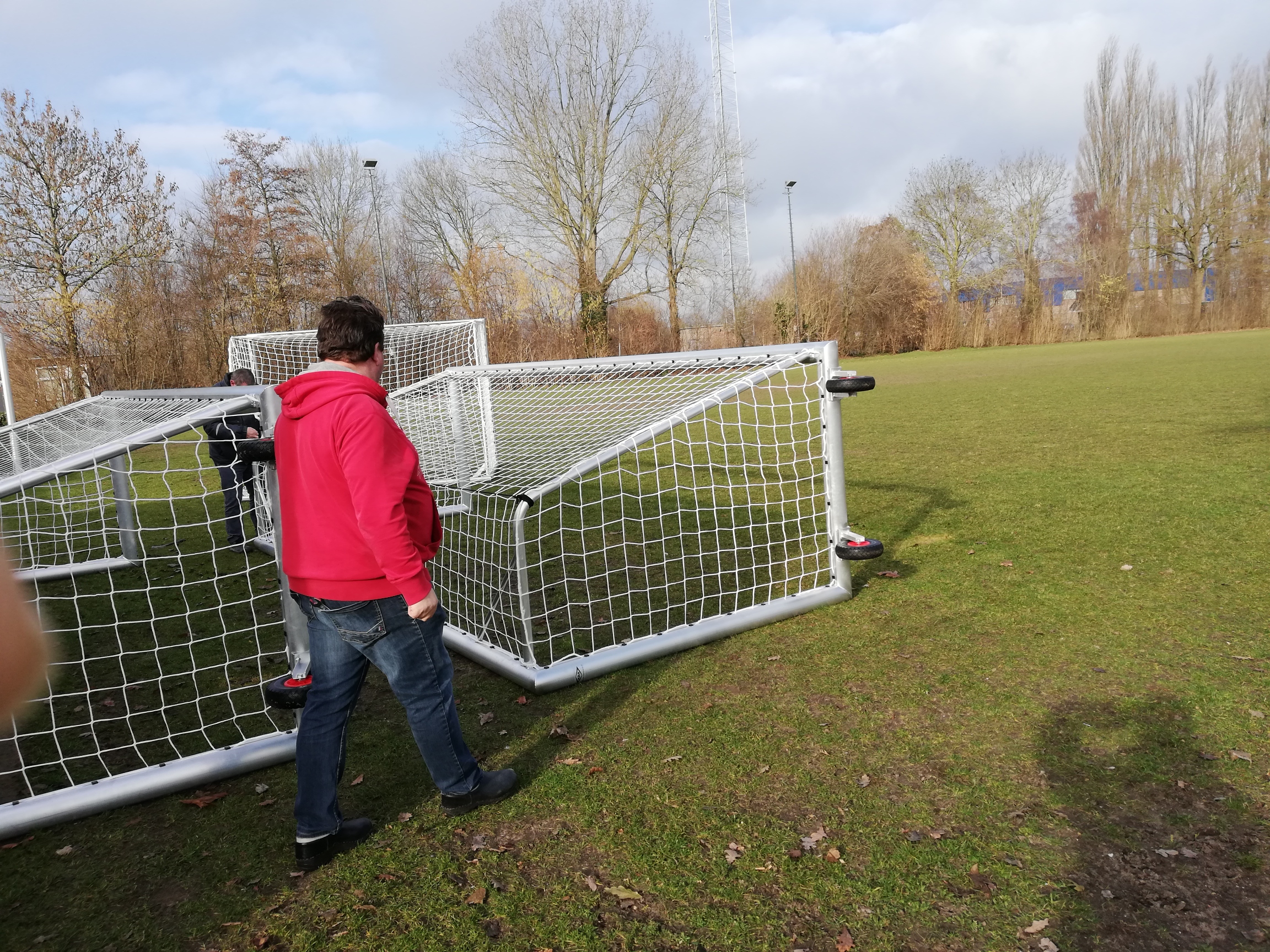 Pupillen voetbaldoel JVD180 22 De vrijwilligers bezig met de bevestiging van de doelnetten. Afgebeeld voetbaldoelen model JVD180 kruiwagenmodel.
