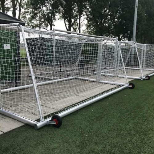 Pupillen voetbaldoel JVD180 54 Voetbaldoelen met geïntegreerd gewicht en wielen voor het eenvoudig transporteren. Deze staan op het trainingscomplex van FC Groningen. Erg leuk dat de pupillen van FC Groningen de wedstrijden met onze voetbaldoelen speelt.