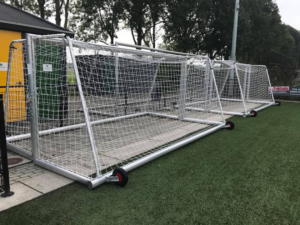 Pupillen voetbaldoel JVD180 24 Voetbaldoelen met geïntegreerd gewicht en wielen voor het eenvoudig transporteren. Deze staan op het trainingscomplex van FC Groningen. Erg leuk dat de pupillen van FC Groningen de wedstrijden met onze voetbaldoelen speelt.