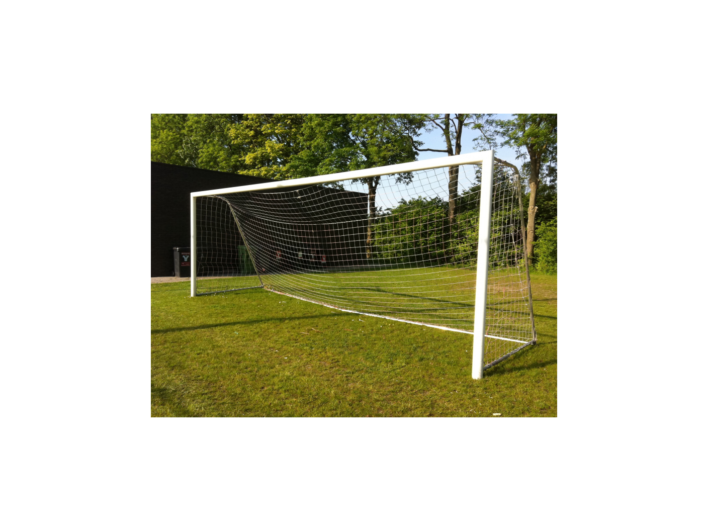 Voetbaldoel model VD112 2 Aluminium voetbaldoel model VD112. Een klassieker onder de vaststaande aluminum voetbaldoelen. Compleet geleverd met lange grondpoten, spieën en nethaken.