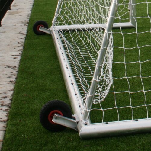 Voetbaldoel VD90 21 Voetbaldoel VD90 met aangelaste transportwielen aan de achterzijde. Het voetbaldoel kantelen en eenvoudig verplaatsen.