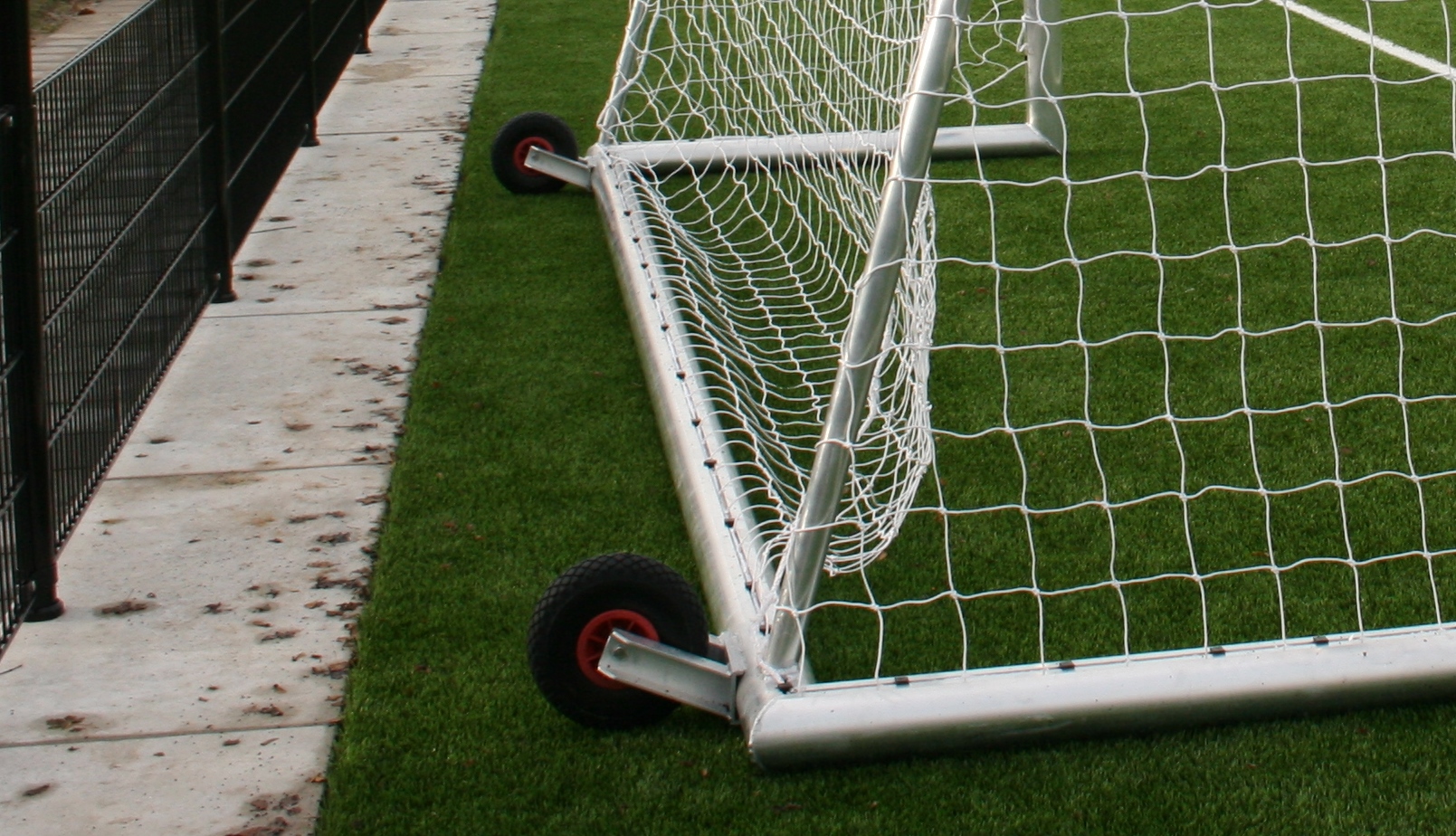 Voetbaldoel VD90 4 Voetbaldoel VD90 met aangelaste transportwielen aan de achterzijde. Het voetbaldoel kantelen en eenvoudig verplaatsen.