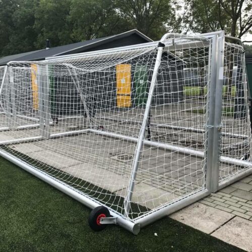 Pupillen voetbaldoel JVD180 53 Onze JVD180 voetbaldoelen zoals we deze voor FC Groningen geproduceerd hebben. Deze voetbaldoelen zijn voorzien van geintegreerd gewicht in de achterbalk, zodat er geen losse doelverzwaringen tegen kantelen nodig zijn