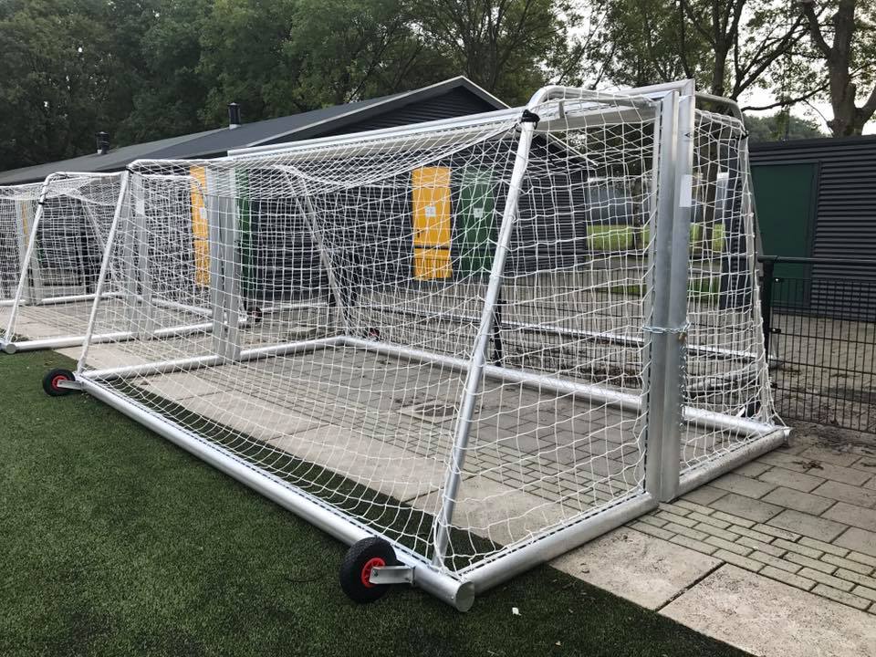 Pupillen voetbaldoel JVD180 23 Onze JVD180 voetbaldoelen zoals we deze voor FC Groningen geproduceerd hebben. Deze voetbaldoelen zijn voorzien van geintegreerd gewicht in de achterbalk, zodat er geen losse doelverzwaringen tegen kantelen nodig zijn