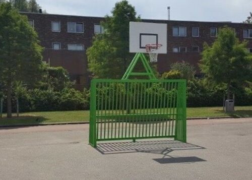 Antivandalen voetbaldoel VD200 28 Ons antivandaal voetbaldoel met basketbal in een frisse groene ral kleur.