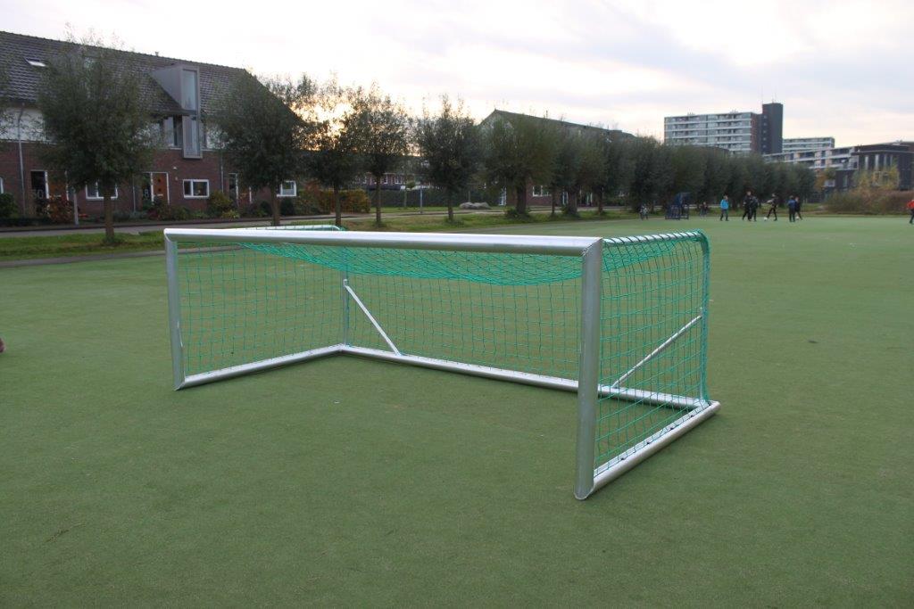 Voetbaldoeltjes model KD-PRO 2 Voetbaldoeltjes model KD-PRO (kantel dribbeldoelen), afgebeeld in de 3 x 1 meter stand. Met deze voetbaldoeltjes kunt u eindeloos variëren op uw voetbaltraining.