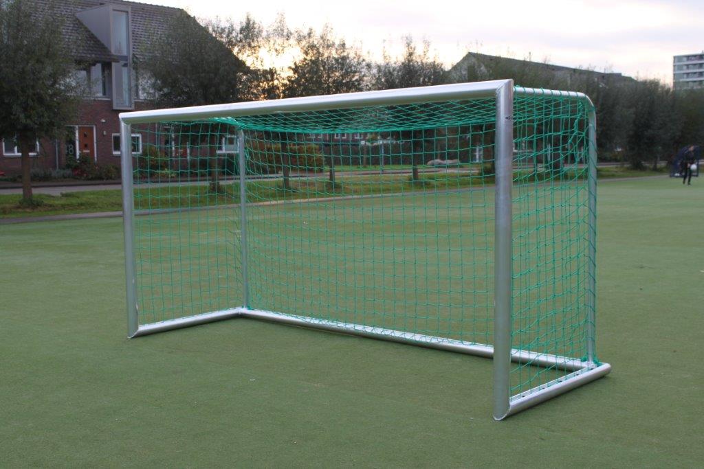 Voetbaldoeltjes model KD-PRO 3 Door de inwendig verstevigde hoeken en de zware profilering van de aluminium profielen, zijn deze voetbaldoeltjes, zeer degelijk en duurzaam.