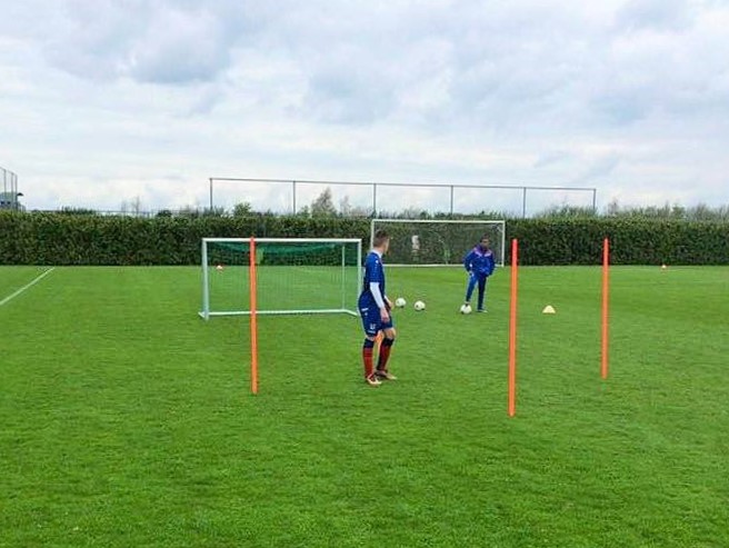 Voetbaldoeltjes model KD-PRO 4 Dribbel voetbaldoeltjes en 3 x 1 meter voetbaldoeltjes in 1. Ideaal voor uw voetbaltrainer. Meer variatie, meer plezier.