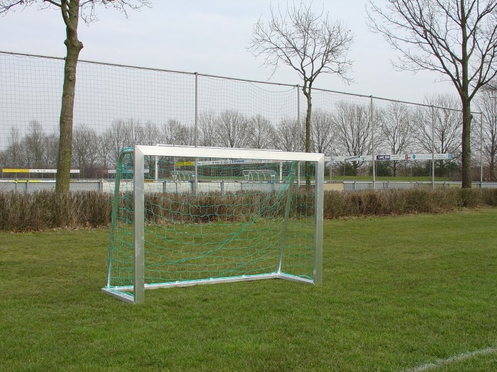 Voetbaldoeltjes 1.8 x 1.2m. 1 Voetbaldoel model TRD230. Licht van gewicht en toch bijzonder duurzaam. Afgebeeld de volledig gelaste uitvoering. Deze aluminium voetbaldoeltjes zijn ook met inklapbare netbeugel leverbaar.!