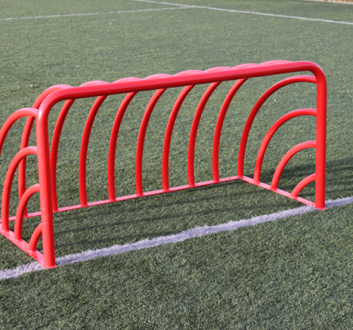 Voetbaldoeltjes TRV200. Hier afgebeeld in een frisse rode kleur. Deze voetbaldoeltjes kunnen ook van wielen aan de achterzijde voorzien worden, zodat het verplaatste van het voetbaldoel een fluitje van een cent is.