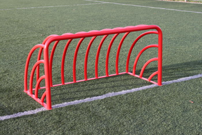 Trainings voetbaldoeltjes TRV200 2 Voetbaldoeltjes TRV200. Hier afgebeeld in een frisse rode kleur. Deze voetbaldoeltjes kunnen ook van wielen aan de achterzijde voorzien worden, zodat het verplaatste van het voetbaldoel een fluitje van een cent is.