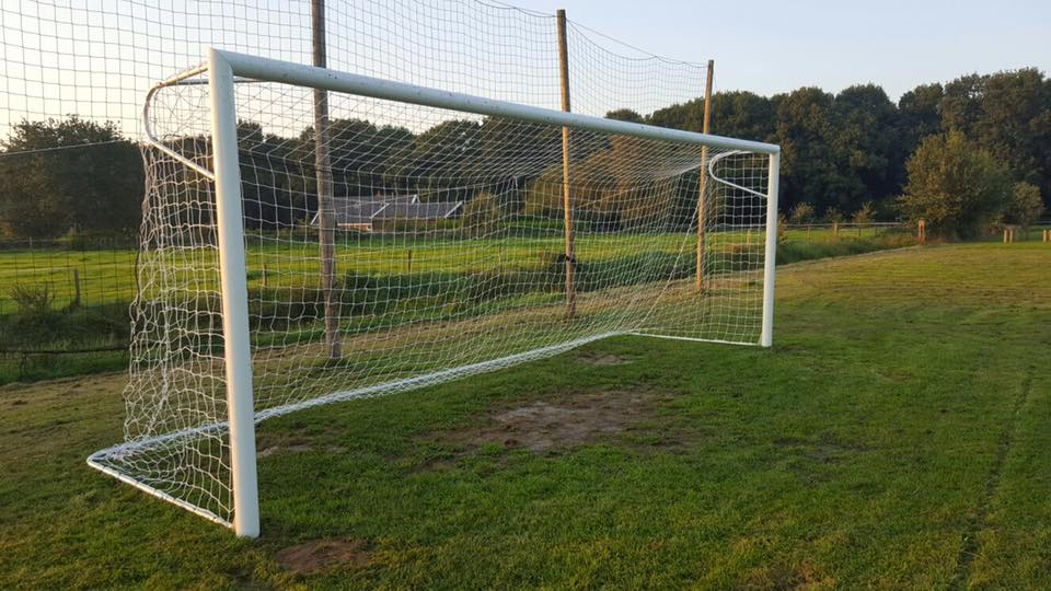 Opklapbare netbeugel voor seniorendoelen 6 Voetbaldoel VD111 uitgevoerd met de opklapbare netbeugel. Ook zonder opklapbare netbeugel leverbaar.