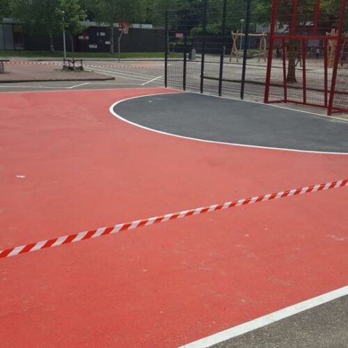 Sportvloercoating 51 De vloercoating voor de door ons geleverde voetbalkooi in Amsterdam net aangebracht