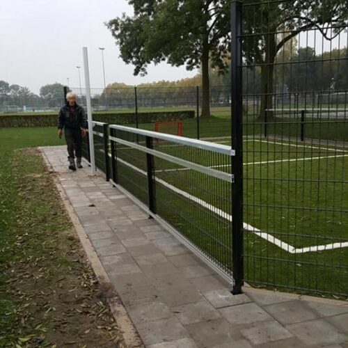 Reclame-ophangsysteem Pro 87 Onze reclame ophangrails PRO. Hier op een door ons geplaatste kleine voetbalkooi. De borden kunnen er zo ingehangen worden.