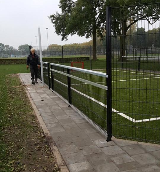 Reclame-ophangsysteem Pro 35 Onze reclame ophangrails PRO. Hier op een door ons geplaatste kleine voetbalkooi. De borden kunnen er zo ingehangen worden.