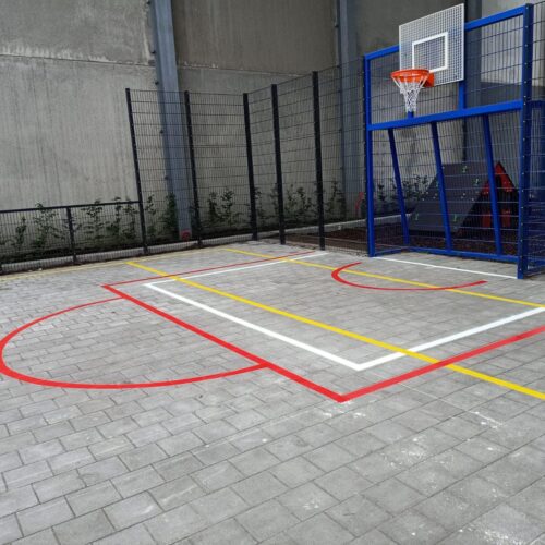 Sportvloercoating 69 Alleen belijningen in een voetbalkooi, pannakooi of op uw speelplein behoort ook tot de mogelijkheden. We informeren u graag.