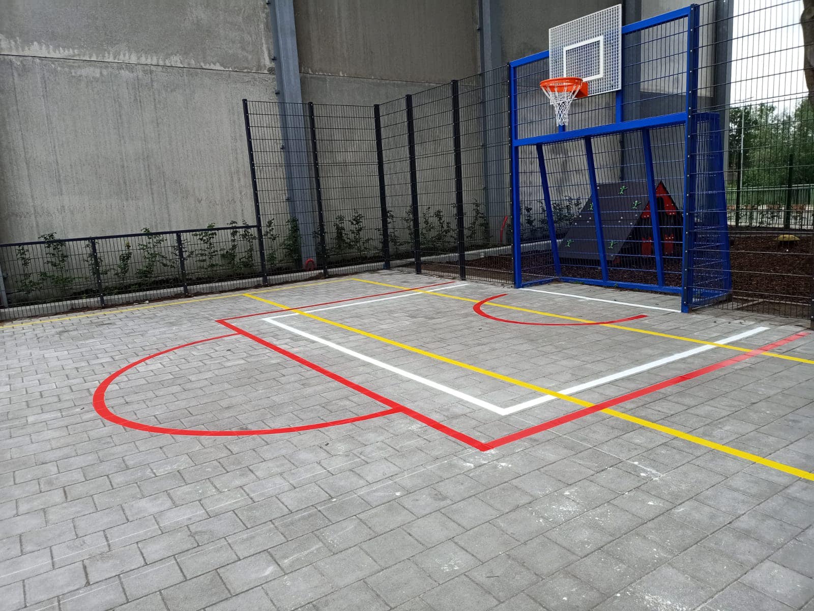 Sportvloercoating 32 Alleen belijningen in een voetbalkooi, pannakooi of op uw speelplein behoort ook tot de mogelijkheden. We informeren u graag.