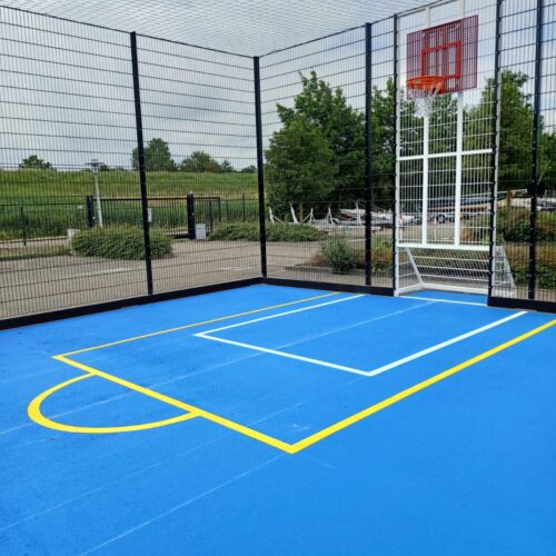 Sportvloercoating 68 Dankzij de duurzame belijning en coating kunnen wij een voetbalkooi omtoveren tot een multifunctioneel sportveld dat geschikt is voor intensieve school- en buurtactiviteiten.
