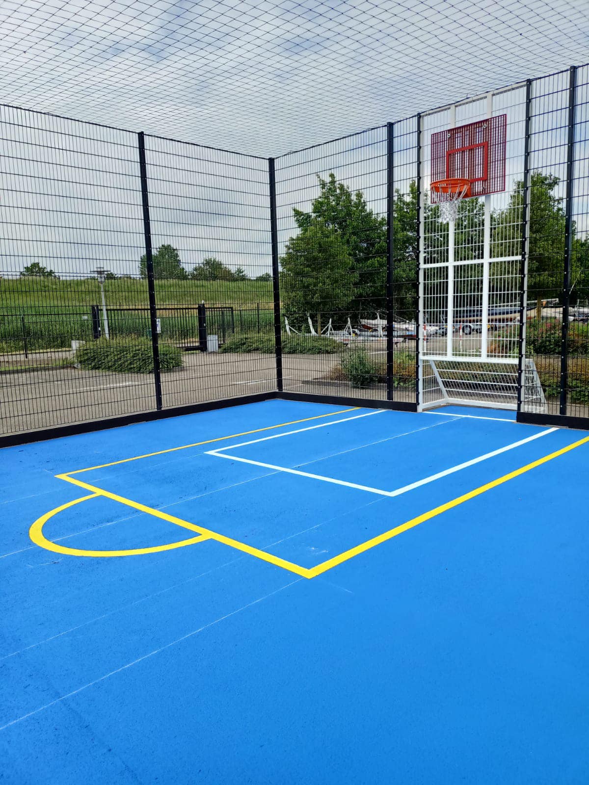Sportvloercoating 31 Dankzij de duurzame belijning en coating kunnen wij een voetbalkooi omtoveren tot een multifunctioneel sportveld dat geschikt is voor intensieve school- en buurtactiviteiten.