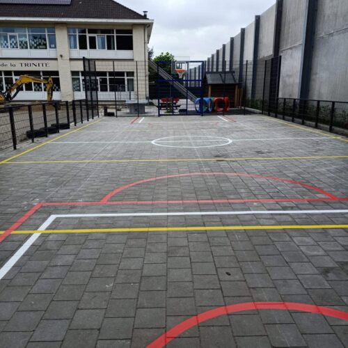 Sportvloercoating 70 Johan Cruijff benadrukte altijd dat voetballen het beste wordt geleerd op een harde ondergrond, en daarom adviseren wij meestal een tegelvloer in onze pannakooien en sportkooien.