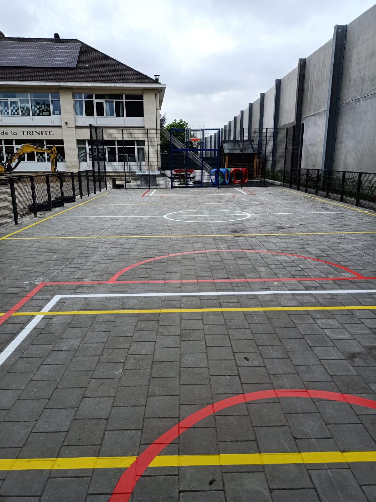 Sportvloercoating 33 Johan Cruijff benadrukte altijd dat voetballen het beste wordt geleerd op een harde ondergrond, en daarom adviseren wij meestal een tegelvloer in onze pannakooien en sportkooien.