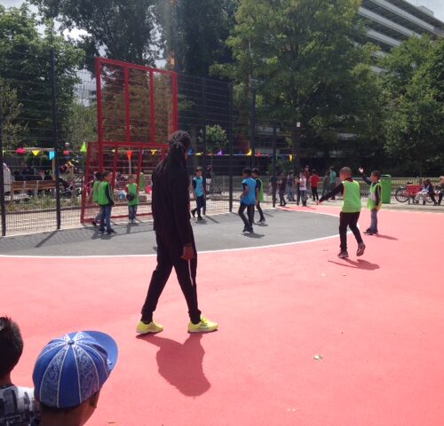 Sportvloercoating 57 Een voetbalkooi met Granuplast rolcoating en stroefheidskorrel als speelvloer in 2 kleuren. De ultieme duurzaamheid. Locatie, Molenwijk in Amsterdam