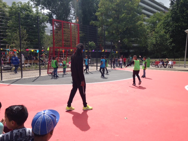 Sportvloercoating 20 Een voetbalkooi met Granuplast rolcoating en stroefheidskorrel als speelvloer in 2 kleuren. De ultieme duurzaamheid. Locatie, Molenwijk in Amsterdam