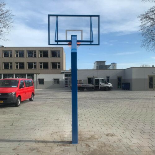 Basketbalpaal PROFI-outdoor 96 Basketbalpalen model Profi. De ultieme outdoor basketbalpaal voor thuis, schoolpleinen en sportparken – gemaakt van robuust en duurzaam materiaal voor jarenlang speelplezier!